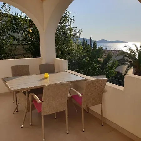 Ana, Razanj, Rogoznica, Hrvatska Rogoznica (Sibenik-Knin)