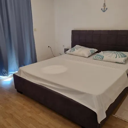 Ana, Razanj, Rogoznica, Hrvatska