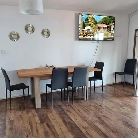 Ana, Razanj, Rogoznica, Hrvatska