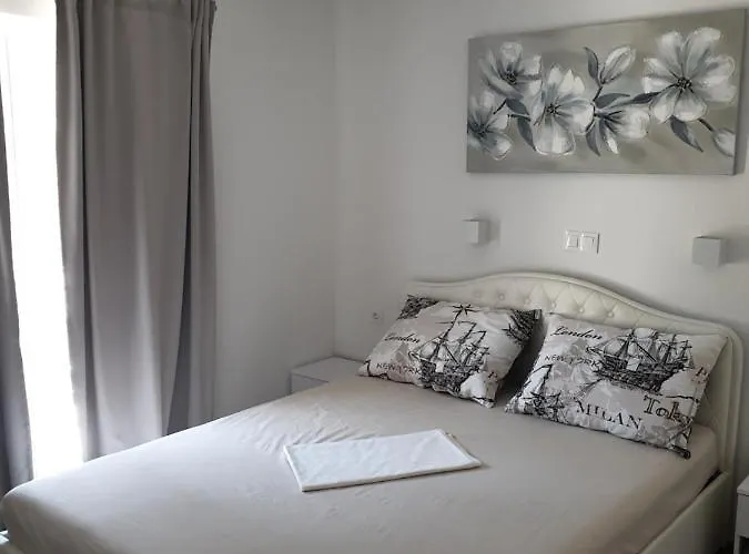 Ana, Razanj, Rogoznica, Hrvatska Rogoznica (Sibenik-Knin)